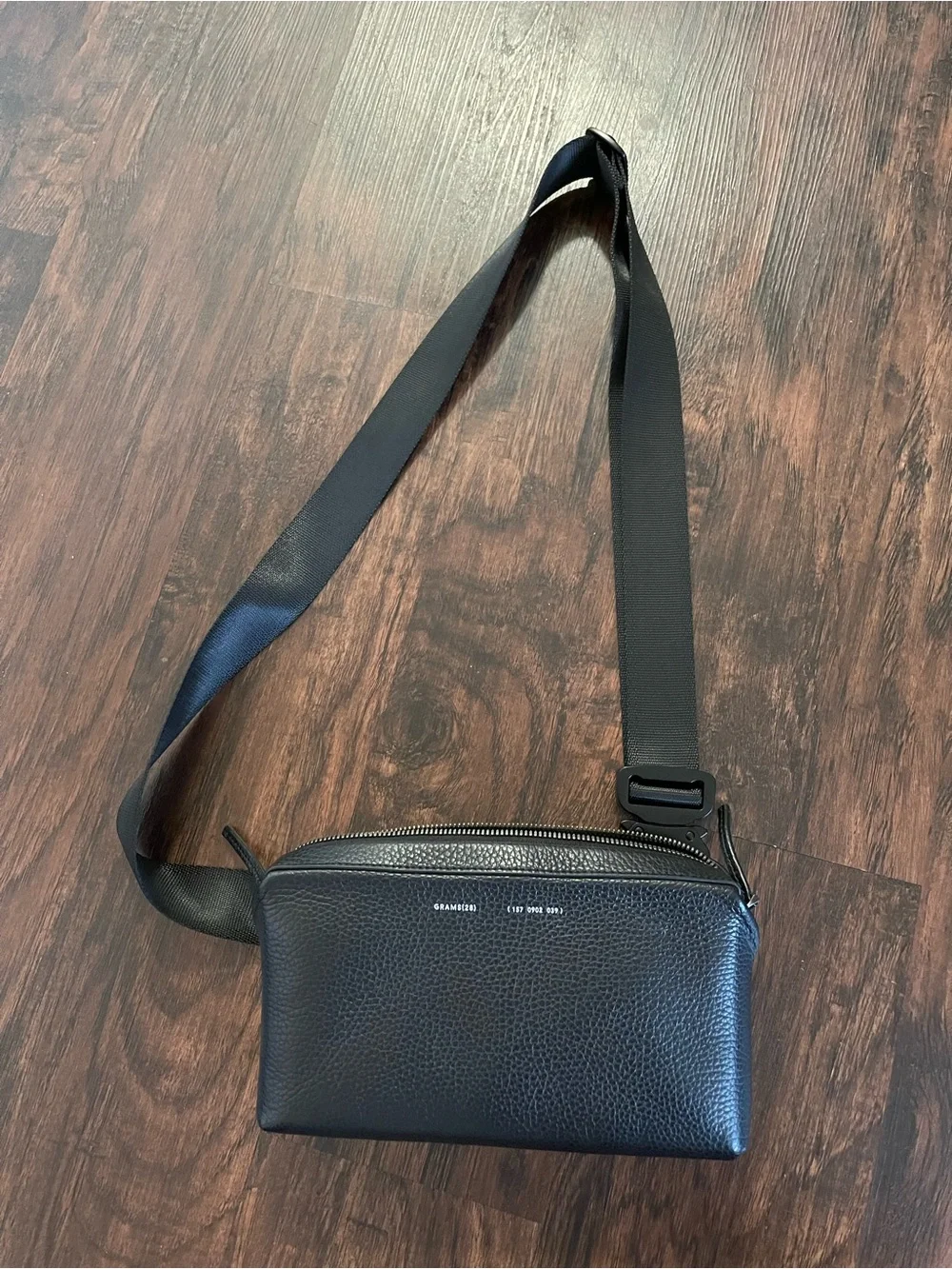 GRAMS(28) 157 Essential Everyday Sling Lightweight ITALIAN Leather Black Bag